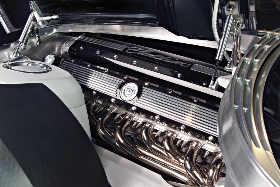Моторный отсек Cadillac Sixteen Concept 2003 года  (фото 16 из 41)